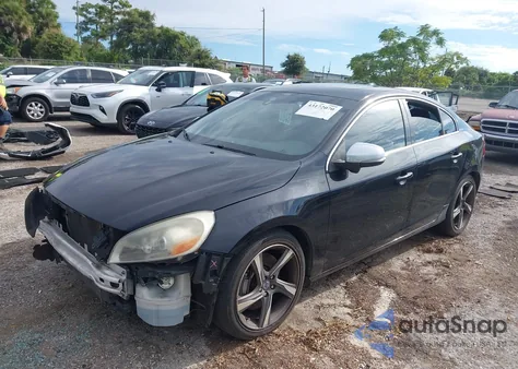 2013 Volvo S60 T6/T6 Platinum/T6 Premier Plus/T6 R-Design/T6 R-Design Platinum z USA, uszkodzony, nr VIN YV1902FHXD2176509